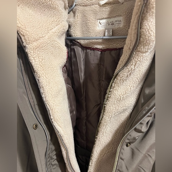 Woman’s koolaburra by UGG winter coat - Picture 2 of 3